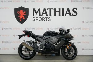 Kawasaki ZX10R Street Motorcycles for Sale in Canada - Page 1 of 1